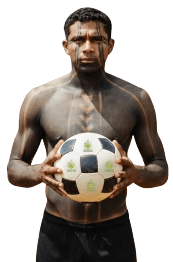 Indígena segurando bola de futebol