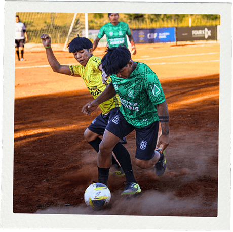 Jovens jogando futebol